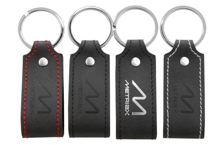Schlüsselanhänger aus Leder, Made in Germany, Schwarz, personalisierbar, mit geprägtem Metriax Logo und integriertem RFID Transponder Chip Mifare Desfire EV1 EV2 EV3